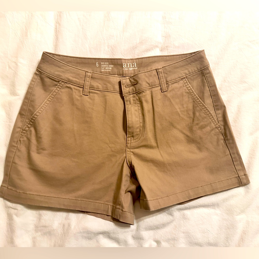 a.n.a. Women’s mid-rise Chino 3 1/2 inch shorts